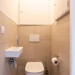 Apartment And Bright With Parking For 8