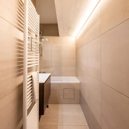 And Bright With Parking For 8 아파트 오스텐드