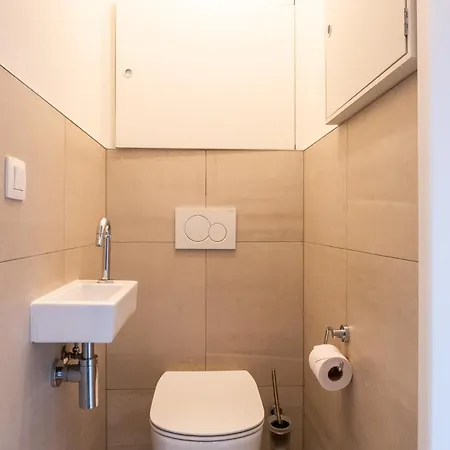 아파트 And Bright With Parking For 8