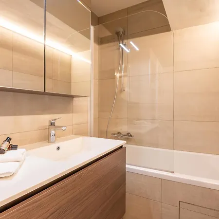 And Bright With Parking For 8 * Ostend