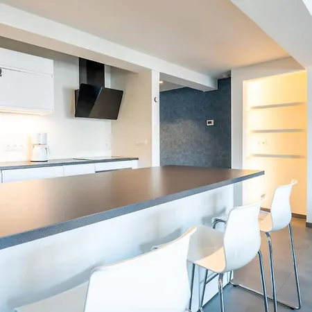 And Bright With Parking For 8 Apartamento *