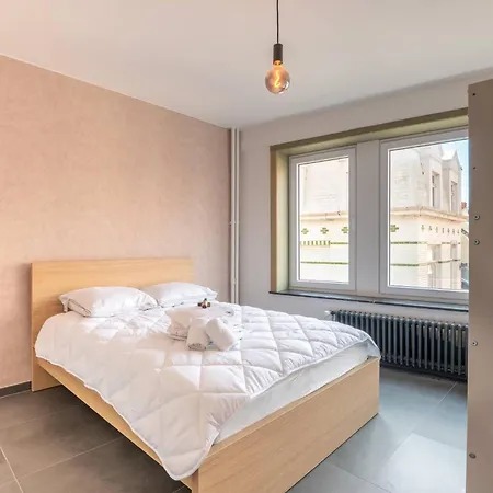 And Bright With Parking For 8 Apartamento *