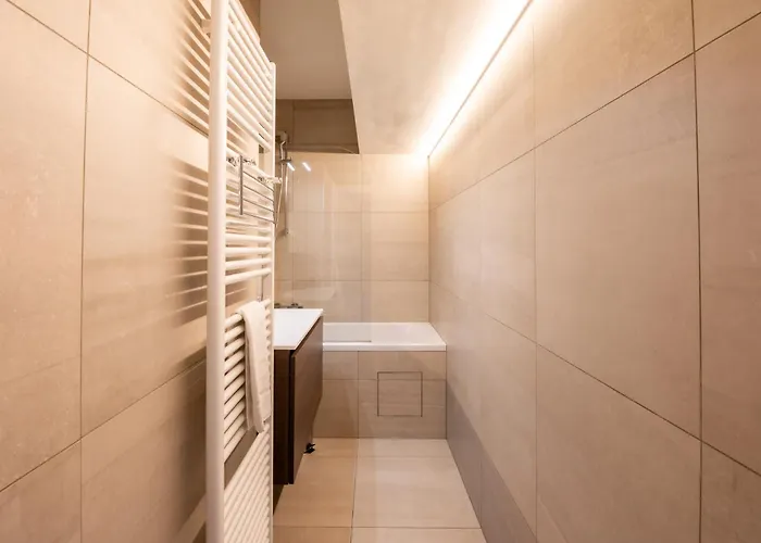 And Bright With Parking For 8 아파트 오스텐드