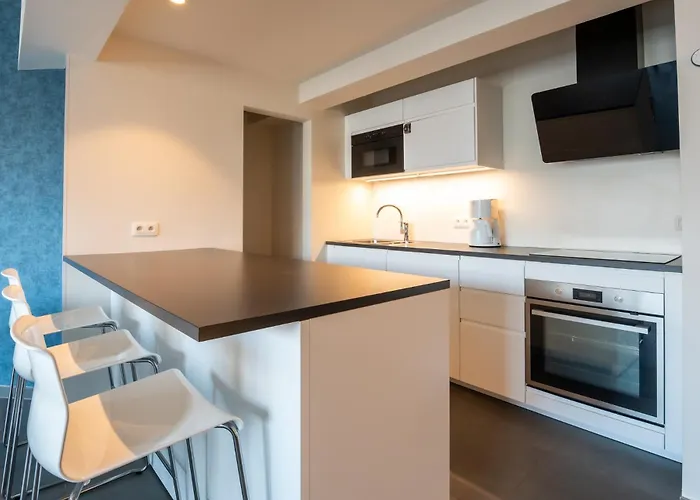 And Bright With Parking For 8 *