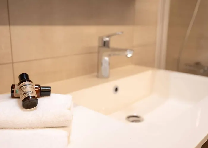 And Bright With Parking For 8 아파트 *