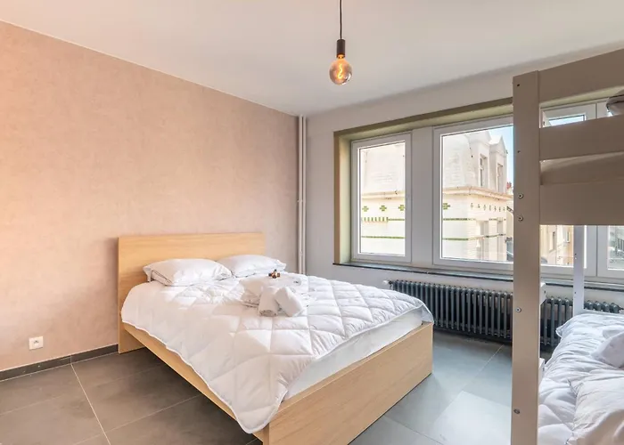 And Bright With Parking For 8 아파트 *