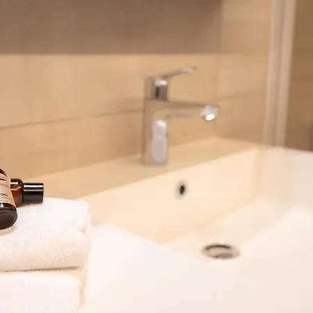 And Bright With Parking For 8 アパート